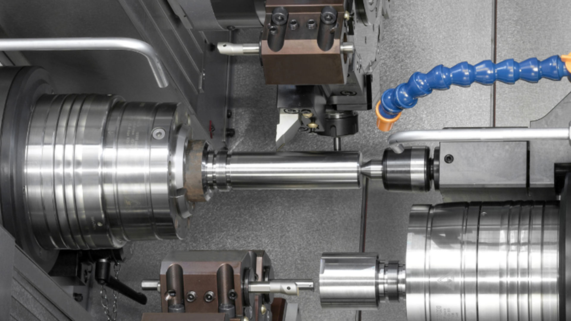 Detalle de torno CNC de máquina herramienta